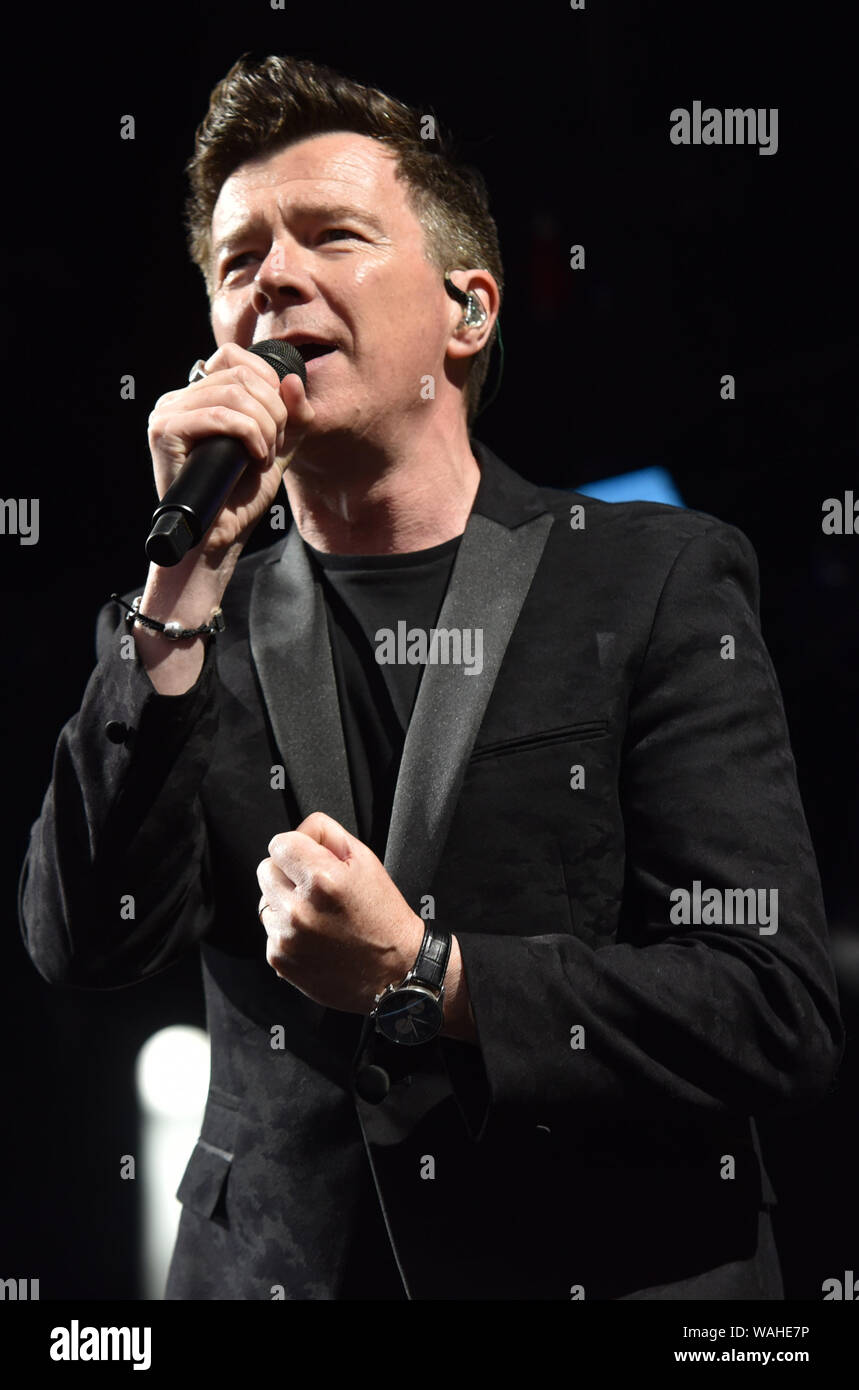 80's pop star Rick Astley eseguendo all Ippodromo di Haydock Park offre: Rick Astley dove: Haydock, Regno Unito quando: 20 lug 2019 Credit: Graham Finney/WENN Foto Stock