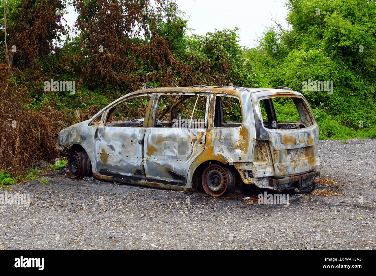 Store Heddinge, Danimarca - Agosto 12, 2019: bruciata Volkswagen Touran dal lato della strada. Nessuno nel veicolo. Foto Stock