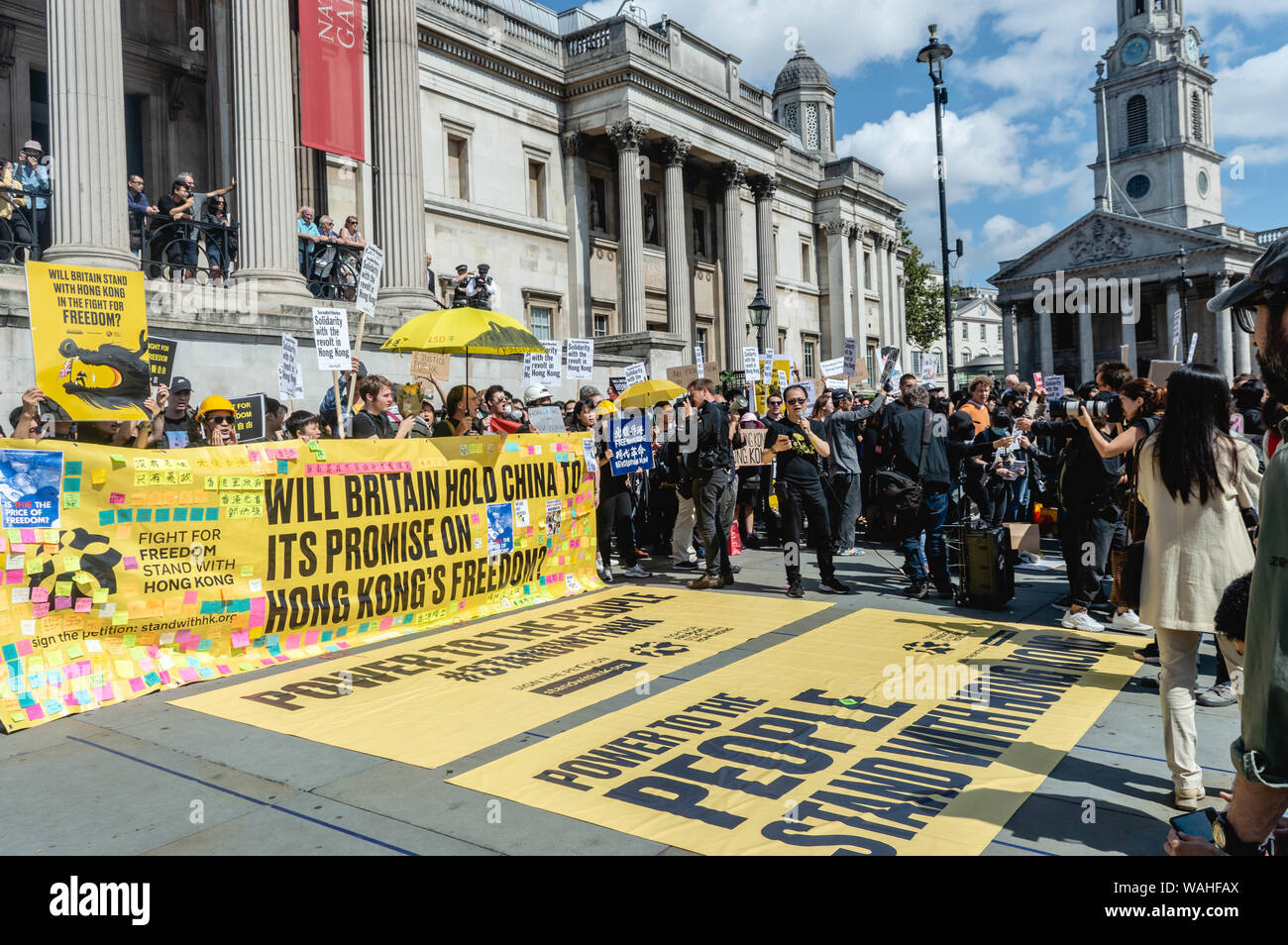 London, Regno Unito - Agosto 17, 2019: enormi striscioni sul display del Regno Unito la solidarietà con Hong Kong rally. Foto Stock