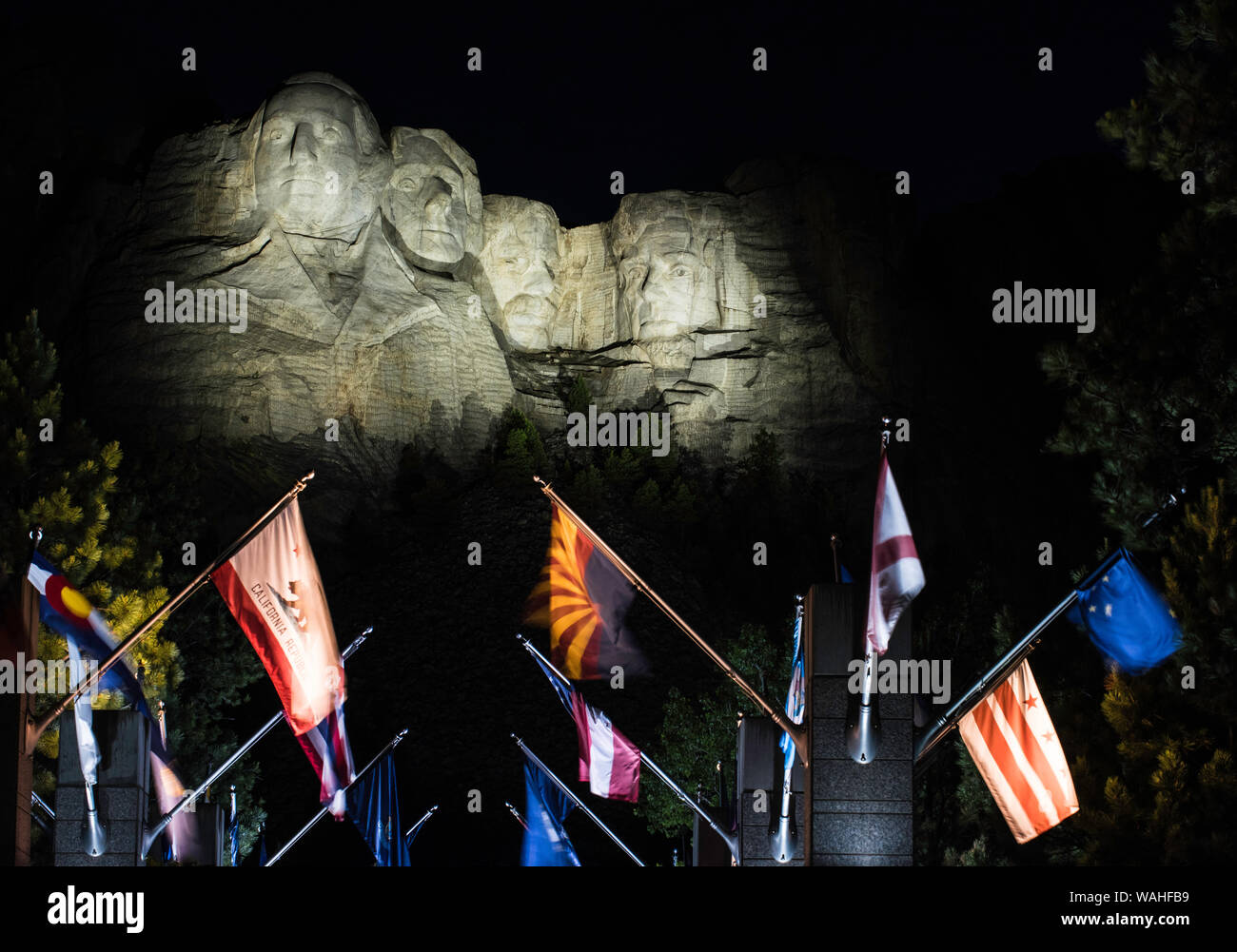 Mount Rushmore National Memorial, illuminazione serale cerimonia, Avenue delle bandiere, Dakota del Sud, Stati Uniti, da Bruce Montagne/Dembinsky Foto Assoc Foto Stock