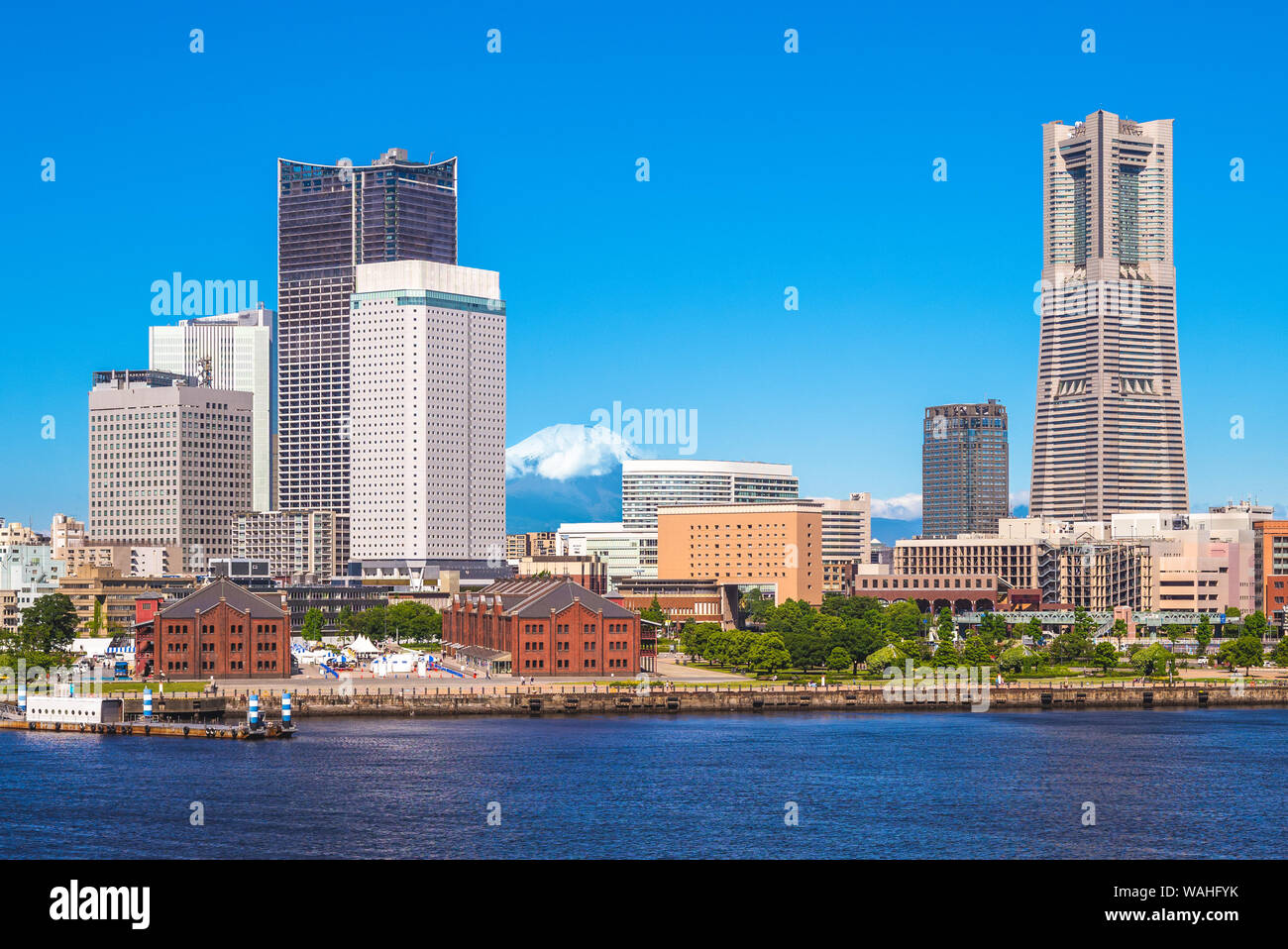 Scenario del porto di Yokohama con il Monte Fuji in Giappone Foto Stock