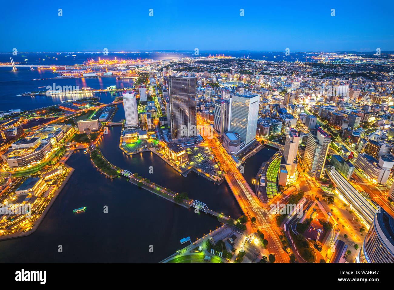 Vista aerea del porto di Yokohama in Giappone a notte Foto Stock