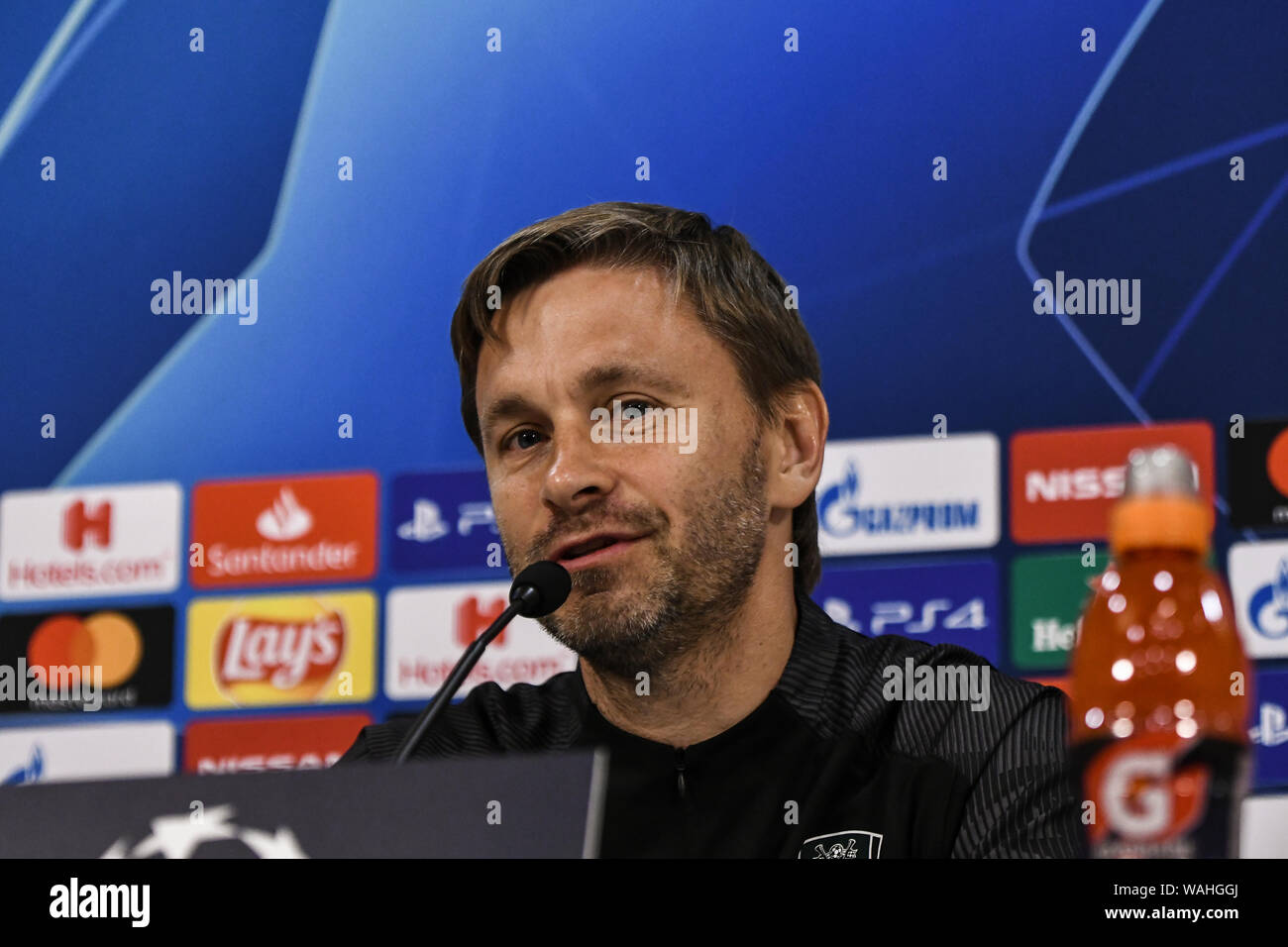 Atene, Grecia. 20 agosto 2019. Krasnodar's head coach Sergey Matveyev parla durante una conferenza stampa al Karaiskaki stadium nel porto del Pireo. Krasnodar dovrà affrontare Olympiakos in loro la UEFA Champions League Play-off prima gamba corrisponde il 21 agosto 2019. Credito: SOPA Immagini limitata/Alamy Live News Foto Stock