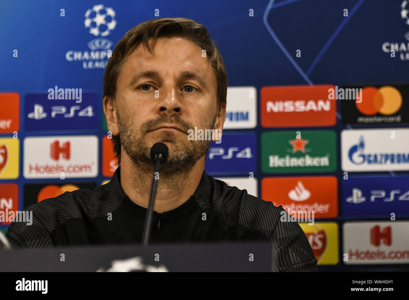 Atene, Grecia. 20 agosto 2019. Krasnodar's head coach Sergey Matveyev parla durante una conferenza stampa al Karaiskaki stadium nel porto del Pireo. Krasnodar dovrà affrontare Olympiakos in loro la UEFA Champions League Play-off prima gamba corrisponde il 21 agosto 2019. Credito: SOPA Immagini limitata/Alamy Live News Foto Stock