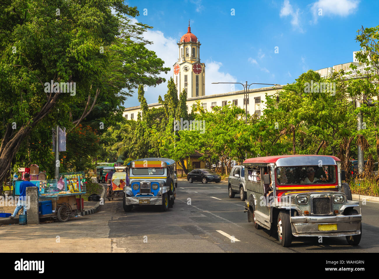 Street View di Manila con jeepney e torre dell'orologio Foto Stock