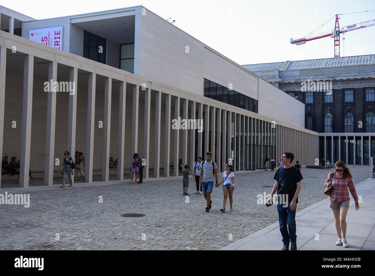 I visitatori a piedi passato un James Simon Gallery presso il Museo Island. Foto Stock