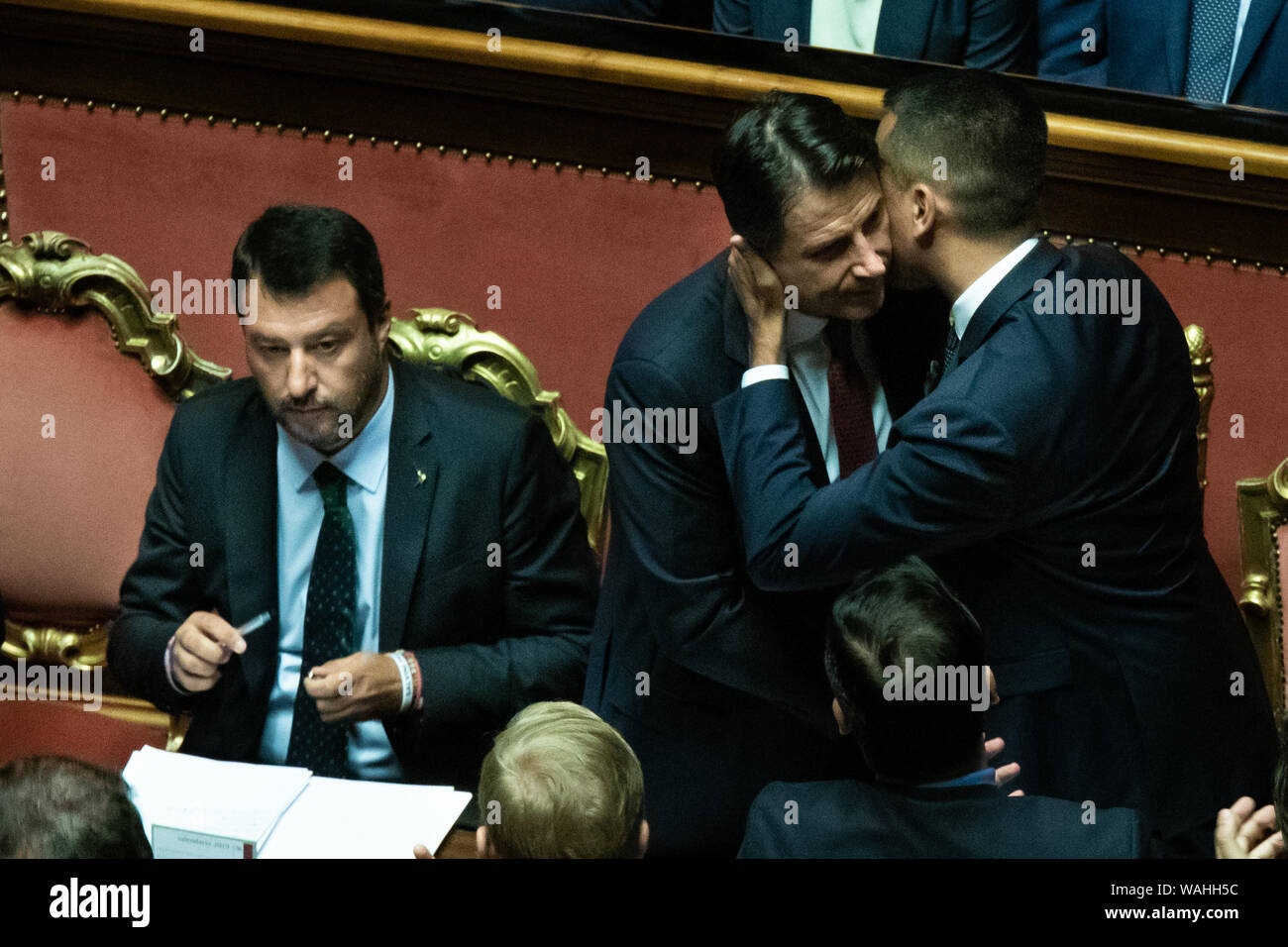 Roma, Italia. 20 agosto 2019. Il Primo Ministro Giuseppe Conte baci Luigi Di Maio dopo il suo intervento al Senato il montaggio. Credito: SOPA Immagini limitata/Alamy Live News Foto Stock