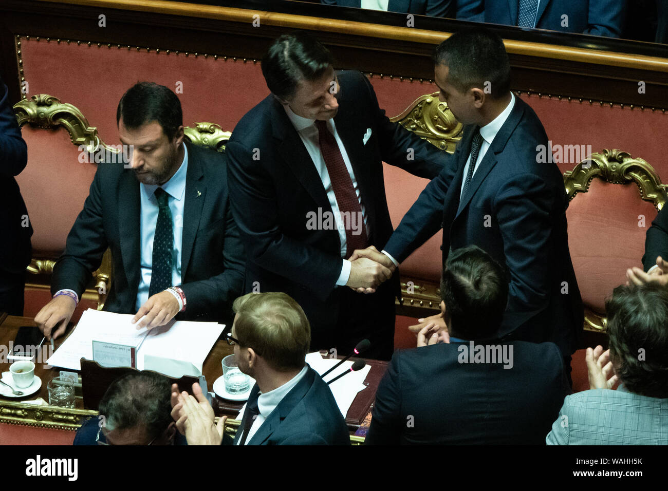 Roma, Italia. 20 agosto 2019. Il Primo Ministro Giuseppe Conte scuote le mani con Luigi Di Maio dopo il suo intervento al Senato il montaggio. Credito: SOPA Immagini limitata/Alamy Live News Foto Stock