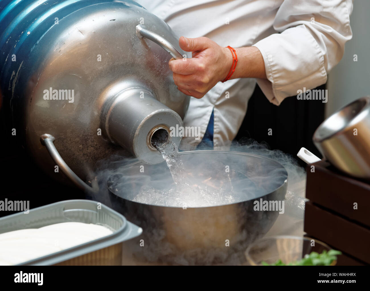 Lo chef è colata di azoto liquido da un grande recipiente Dewar Foto Stock
