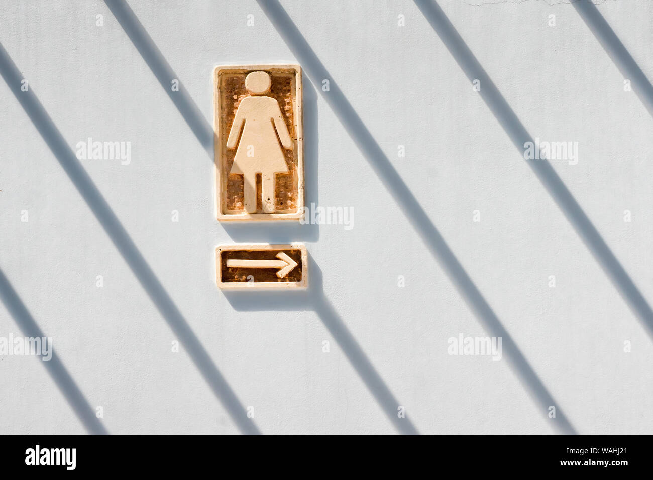 Wc pubblico entrata. Restroom segni in luogo pubblico. Maschi e femmine di restroom sign. Pubblico maschile e femminile wc camera. Retroilluminazione della camera dresssing segni in luogo pubblico. Foto Stock