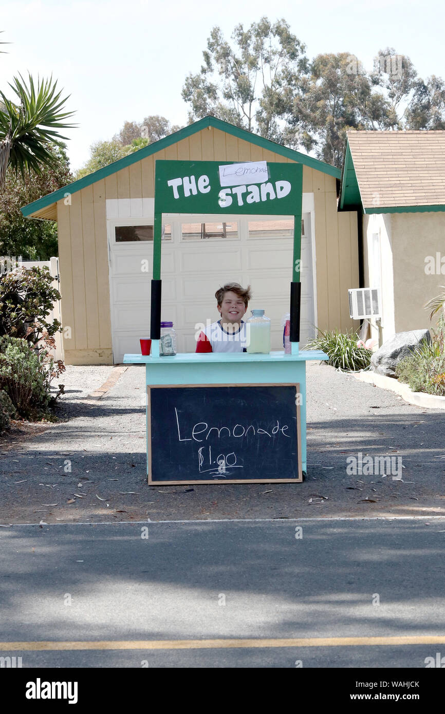 Ragazzo giovane apre una limonata stand. Foto Stock