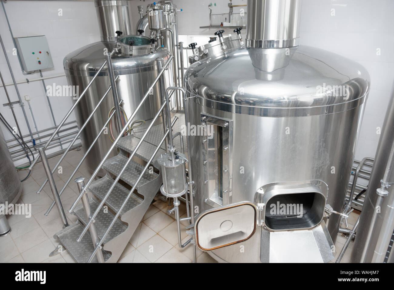 Due vasche di mash utilizzata per mescolare e far bollire il malto, birra-impianto di produzione Foto Stock