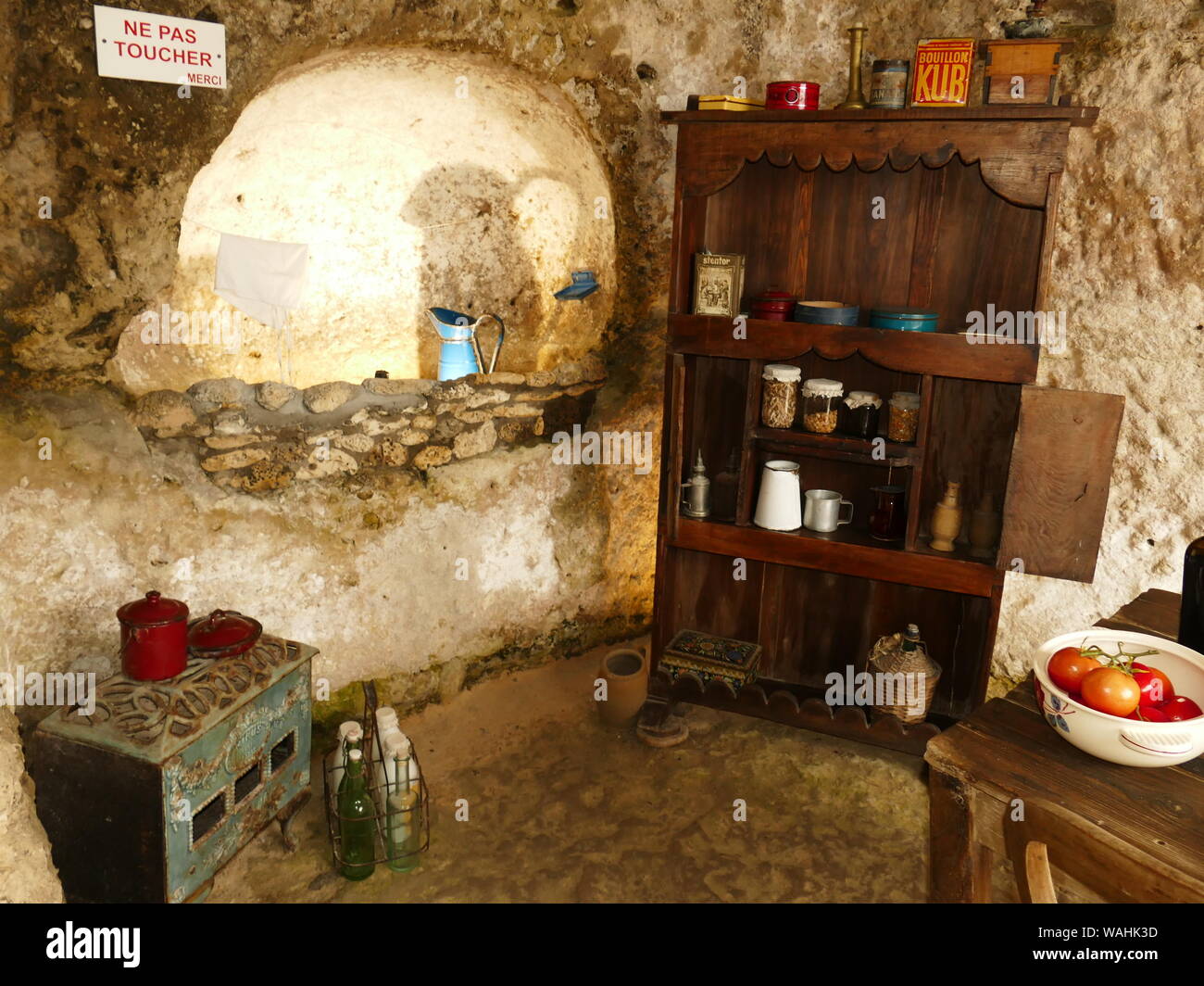 Le grotte di Regulus erano occupati fino al 1976 dal ristorante Fontaines alto luogo della gastronomia poiché è stata trasformata in una casa troglodita Foto Stock