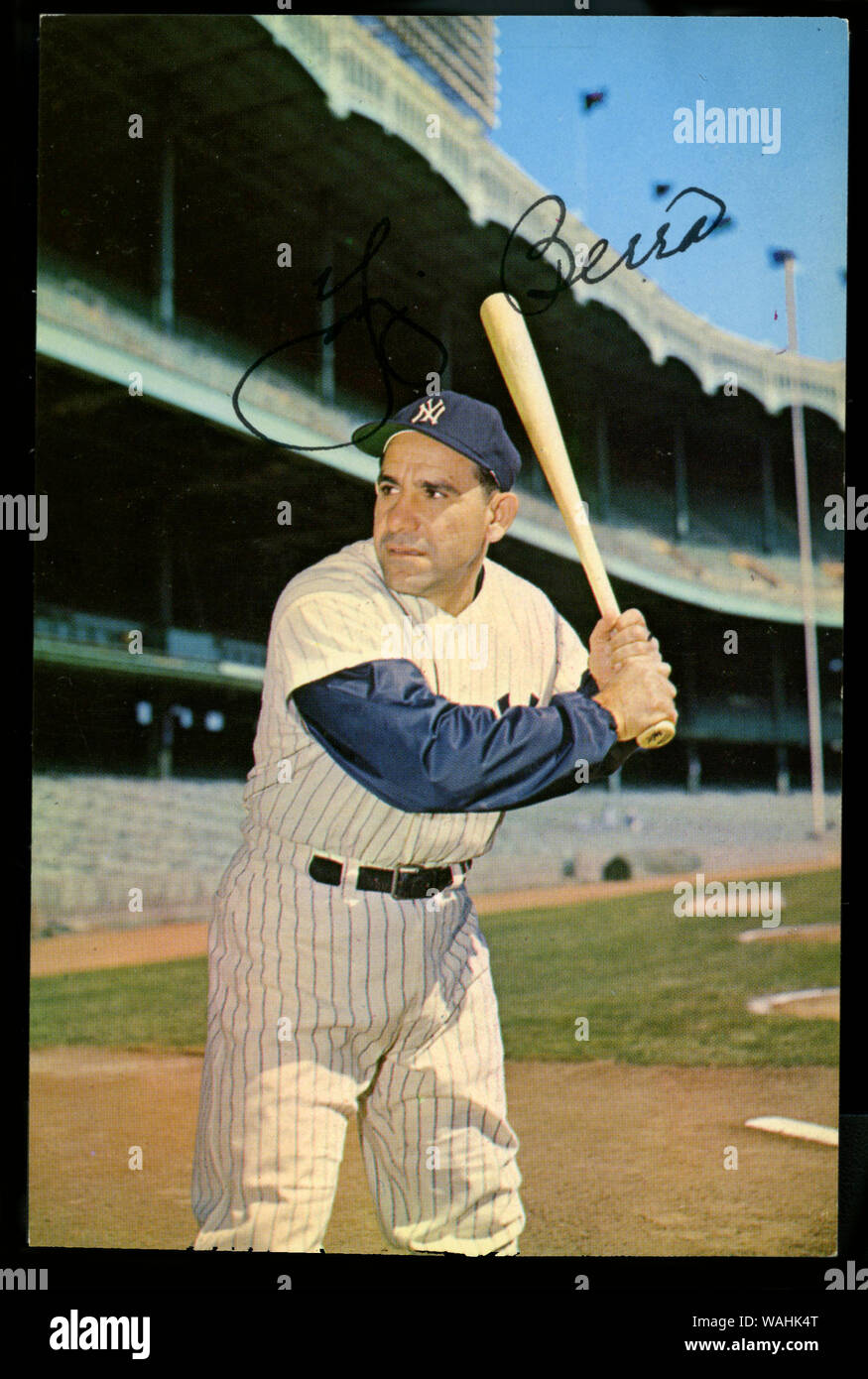 Yogi Berra nel Vintage New York Yankees cartolina ricordo foto allo Yankee Stadium di New York Foto Stock