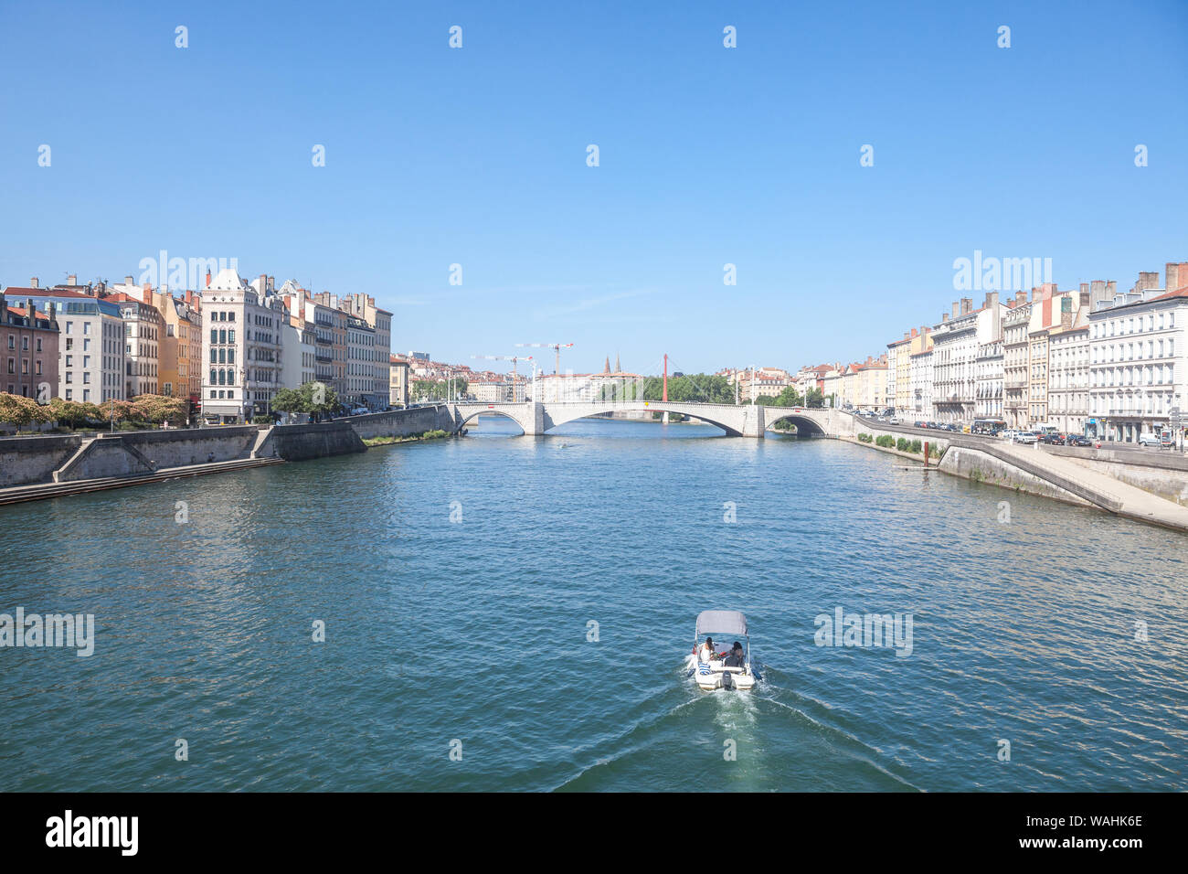 Barca si avvicina Pont Bonaparte ponte del fiume Saone vicino al Quai de Saone riverbank e il fiume nel centro della città di Lione durante un estate dopo Foto Stock