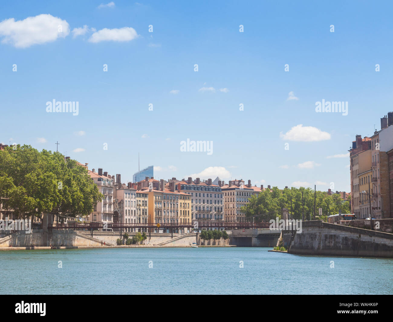 Panorama del fiume Saone e il Quai de Saone riverbank e il fiume nel centro della città di Lione, con un focus sul vecchio edificio facciate di Pre Foto Stock