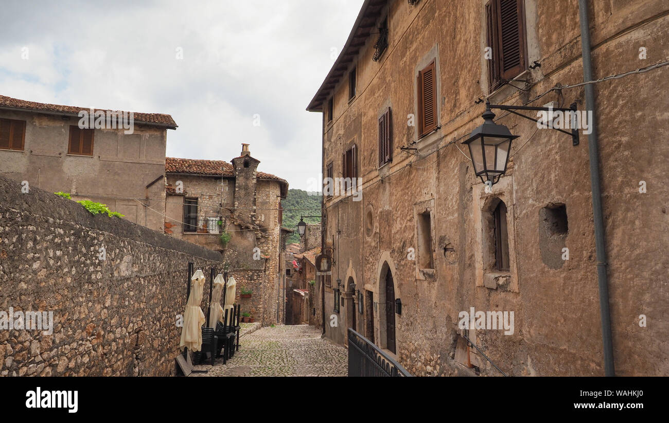 Piccola e antica città Sermoneta con vecchie case medievali e pietra strette strade lastricate, provincia di Latina, Regione Lazio, Italia centrale. Il concetto di turismo Foto Stock