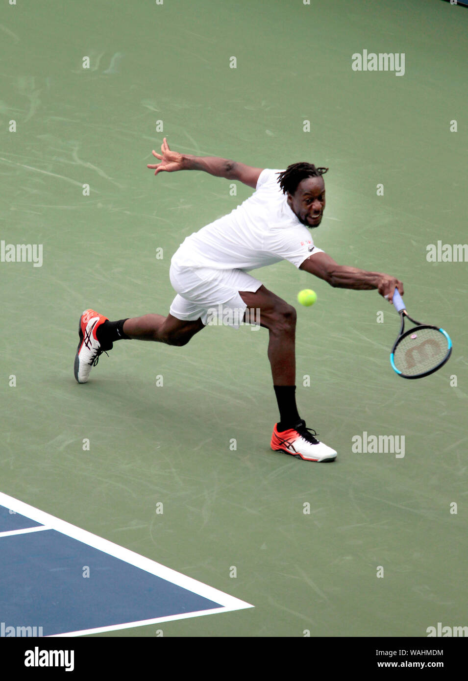 Flushing Meadows, New York, Stati Uniti d'America. 20 agosto 2019. La Francia di Gael Monfils a esercitarsi in Flushing Meadows Louis Armstrong Stadium e il National Tennis Center in preparazione per gli US Open che inizia di lunedì prossimo. Credito: Adam Stoltman/Alamy Live News Foto Stock