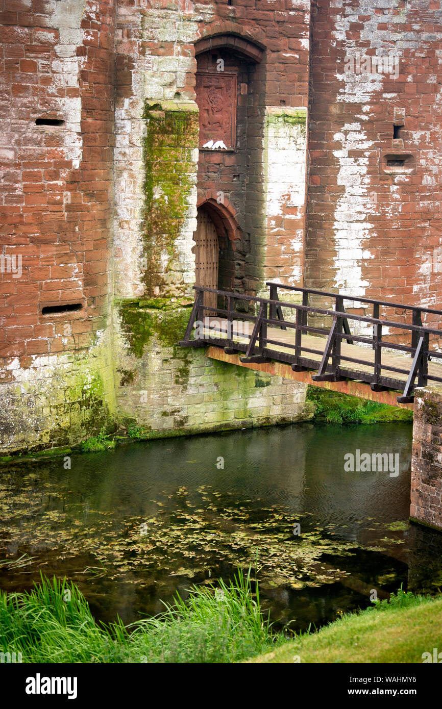 Vista ravvicinata della moated ingresso al Caerlaverock Castle, un doppio triangolare moated il castello fortezza costruito dal clan di Maxwell nel XIII secolo, Foto Stock