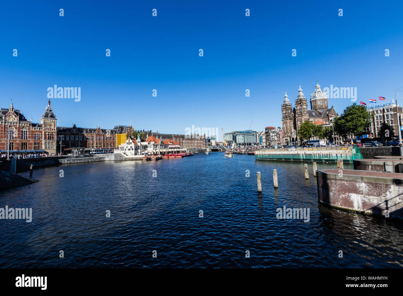 Amsterdam Centraal e la Basilica di San Nicola (Basiliek van de Heilige Nicolaas) Foto Stock
