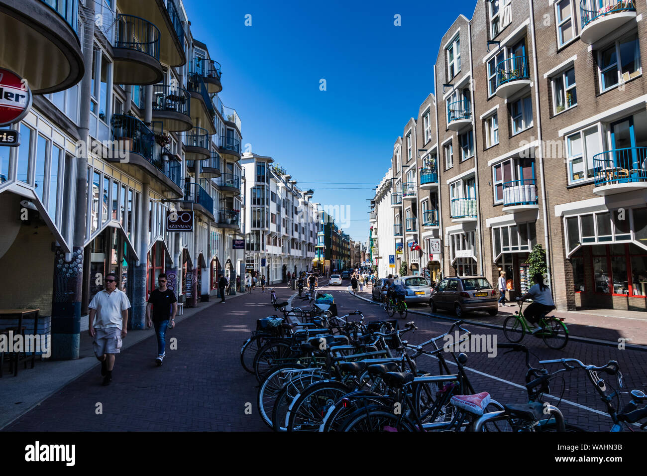 La gente che camminava sul Sint Antoniesbreestraat in Amsterdam Foto Stock