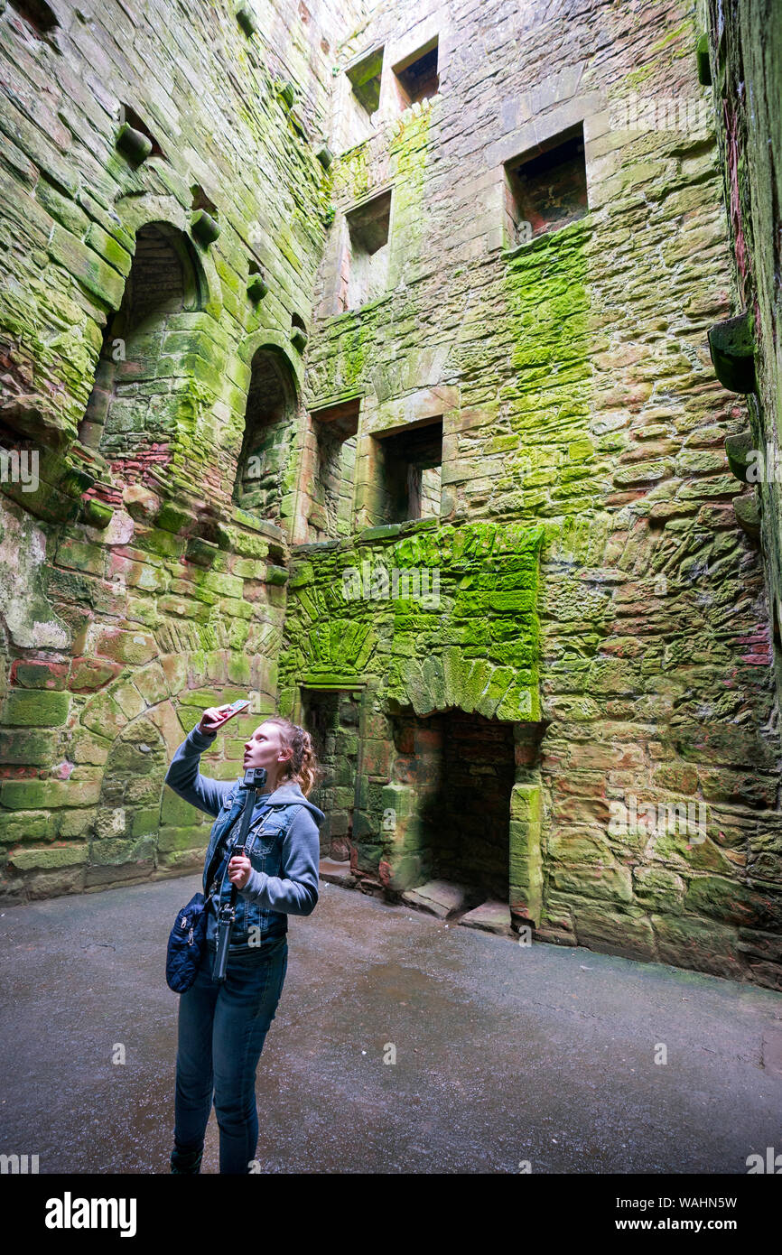 Teen girl fotografie ex Lord's Hall di vuoti interni abbandonati di Caerlaverock Castle sulla costa meridionale della Scozia, Dumfries, Regno Unito, e Foto Stock