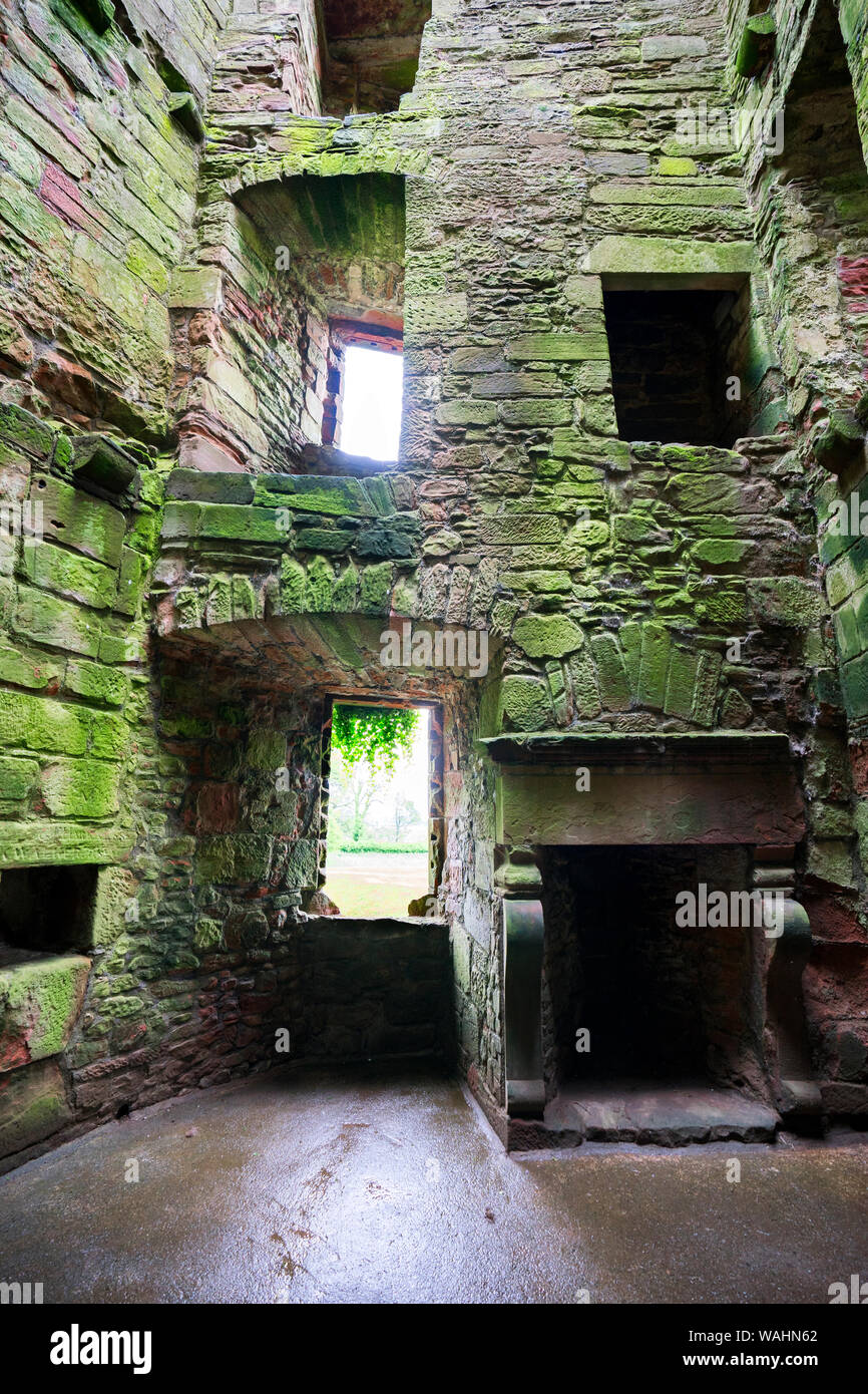 Esplorare il vuoto interiore abbandonati di Caerlaverock Castle sulla costa meridionale della Scozia, Dumfries, Regno Unito, Europa Foto Stock