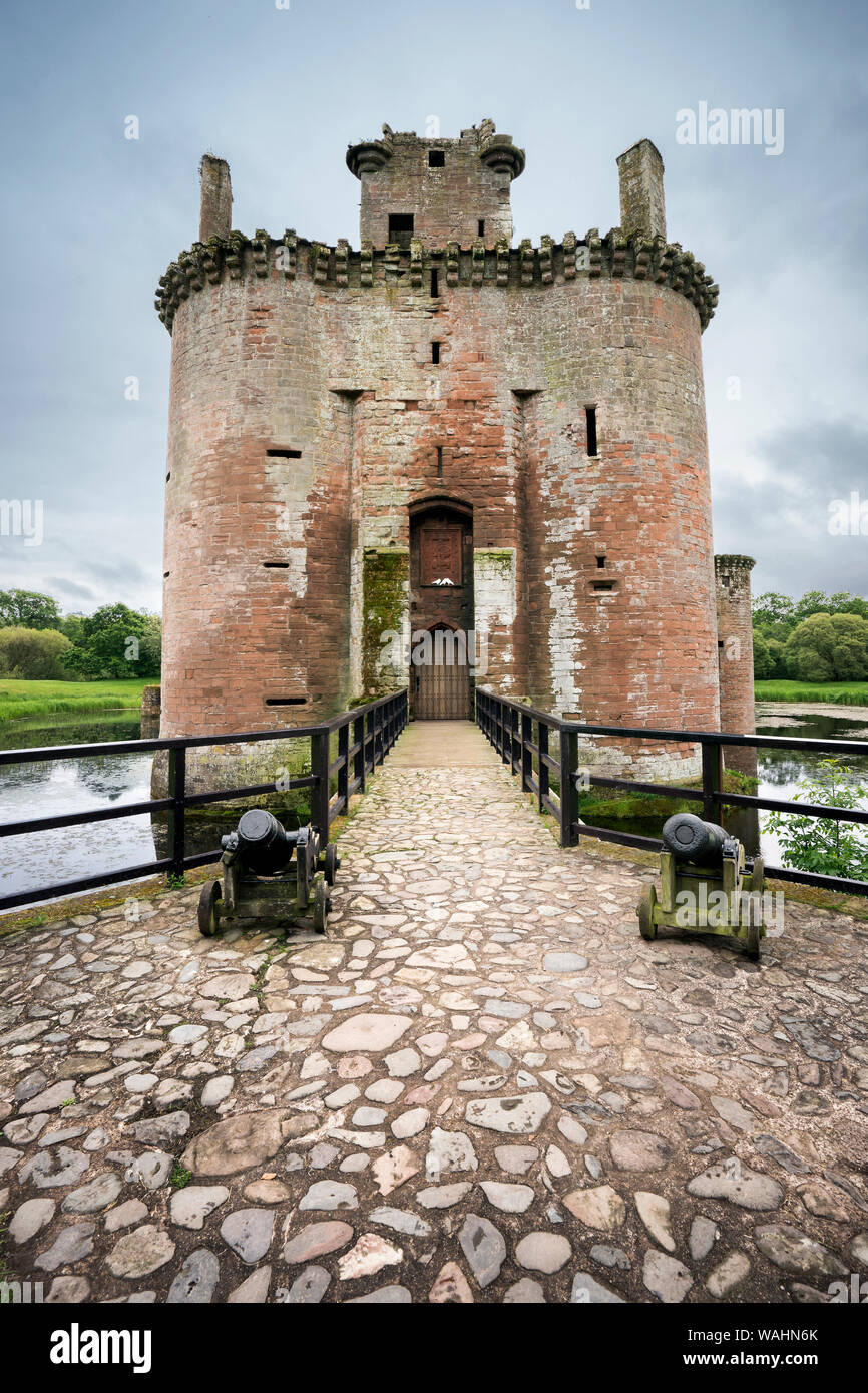 Ingresso al Caerlaverock Castle, vista frontale del moated triangolare castello fortificato costruito nel XIII secolo nel sud della Scozia, e abbandonati in Foto Stock