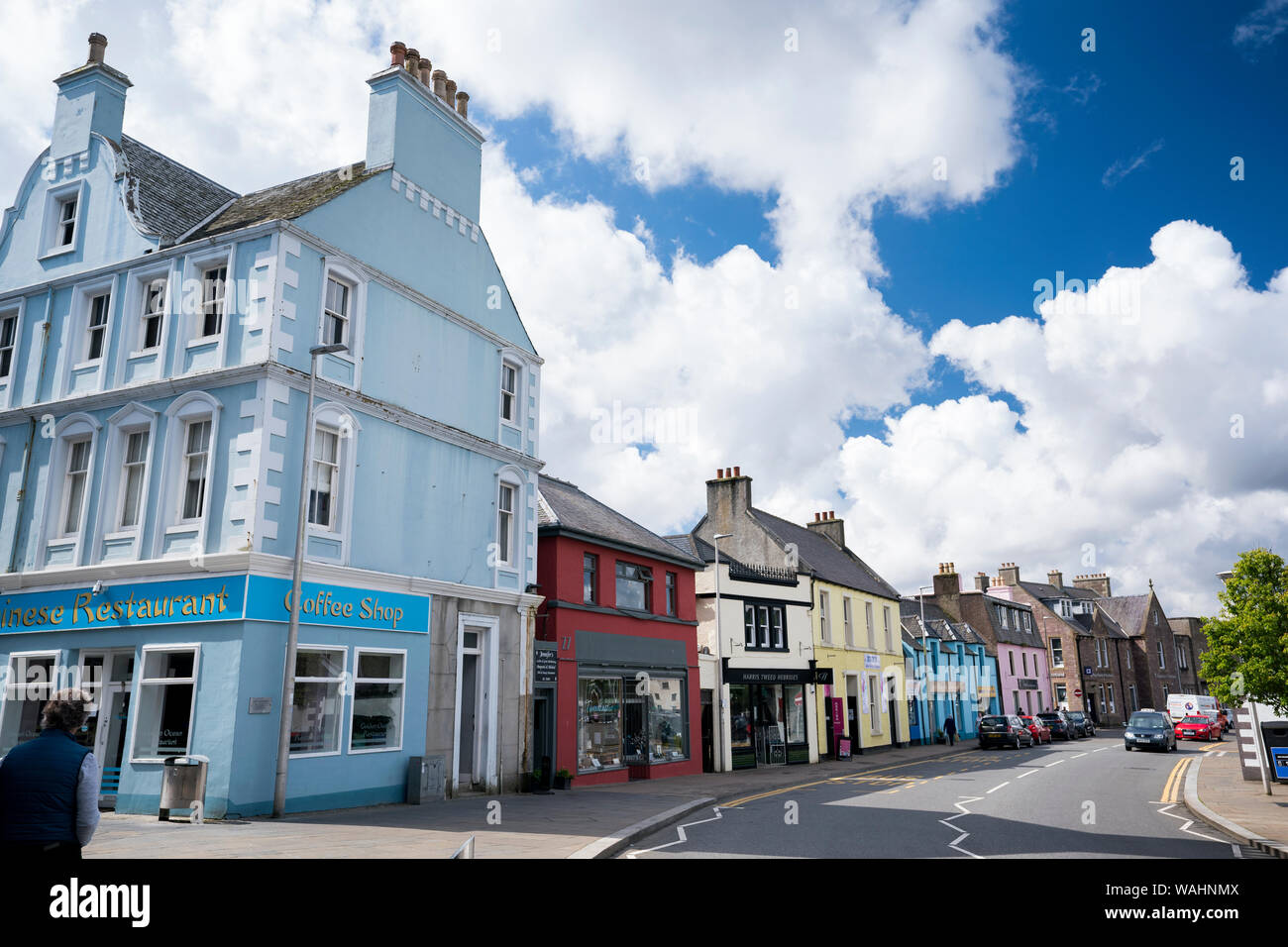 Scena di strada con negozi e caffè nella principale area turistica di Stornoway, la sola città dell'isola di Lewis, Scozia, Ebridi Esterne, REGNO UNITO Foto Stock
