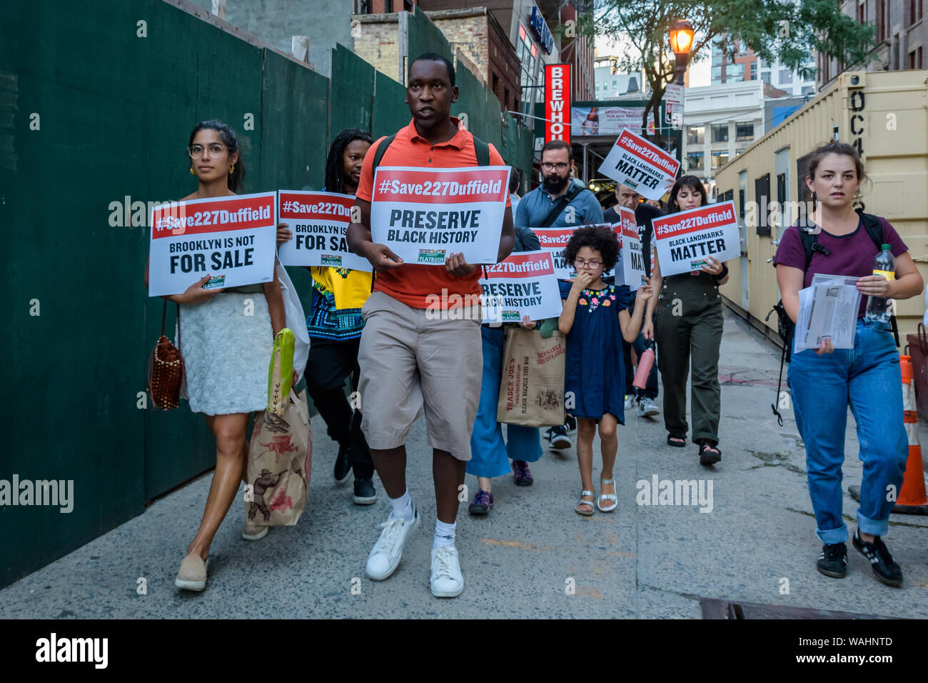 New York, Stati Uniti d'America. 20 agosto 2019. Membri della Brooklyn-wide anti-gruppo di gentrification parità per Flatbush ha organizzato un raduno di emergenza su agosto 20, 2019 per fermare la demolizione della residenza a 227 Duffield Street, l'ultimo permanente storia nera pietra miliare sulla verità posto nel centro di Brooklyn. Credito: Erik McGregor/ZUMA filo/Alamy Live News Foto Stock