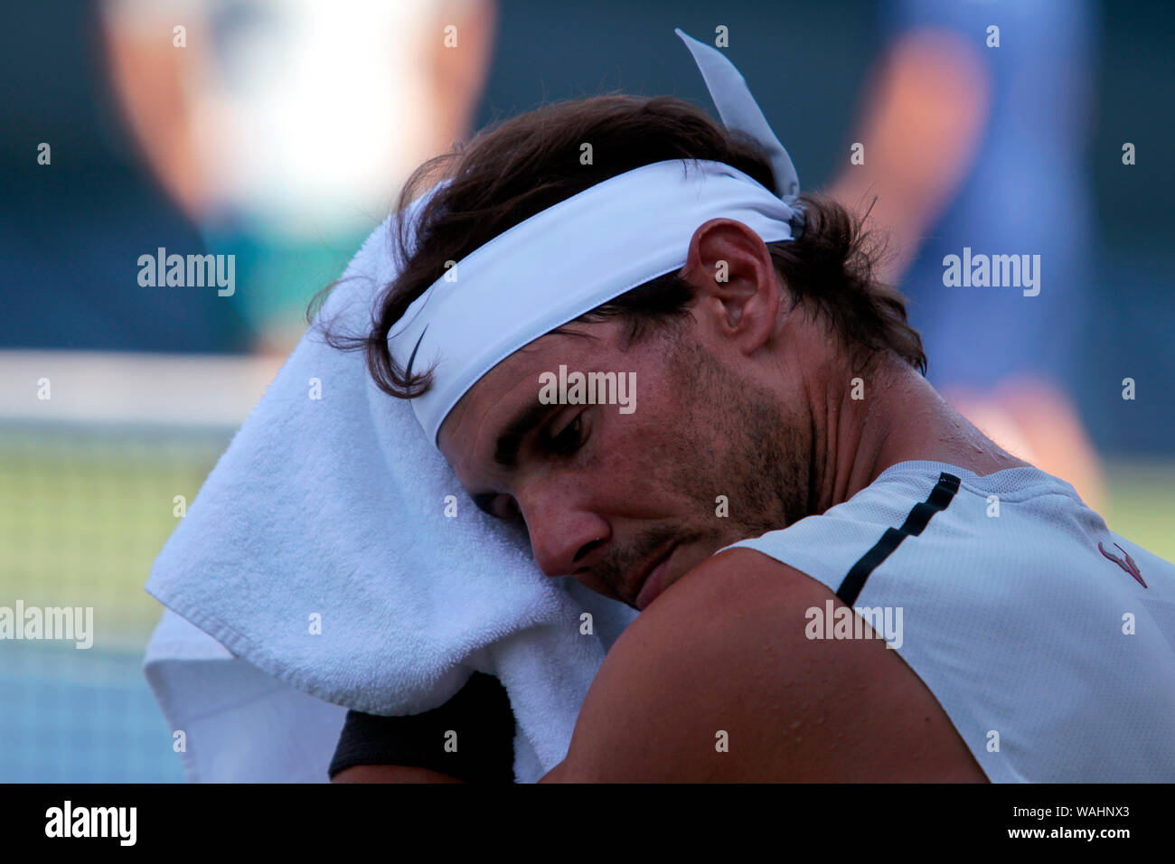 Flushing Meadows, New York - Rafael Nadal di, Spagna. 20 agosto 2019. Si prende una pausa durante una sessione di pratica presso il National Tennis Center in Flushing Meadows di New York in preparazione per gli US Open che inizia di lunedì prossimo. Credito: Adam Stoltman/Alamy Live News Foto Stock