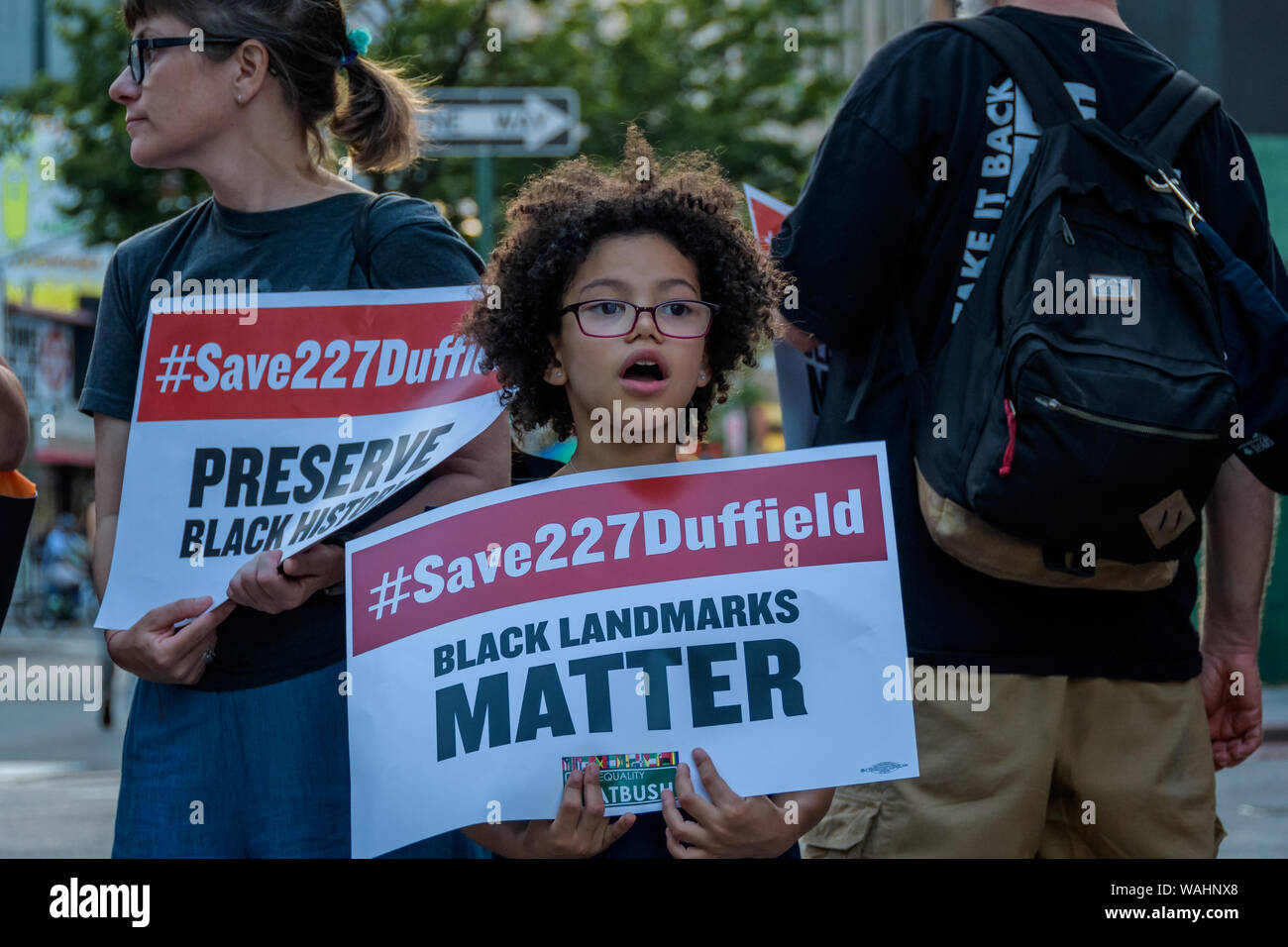 New York, Stati Uniti d'America. 20 agosto 2019. Membri della Brooklyn-wide anti-gruppo di gentrification parità per Flatbush ha organizzato un raduno di emergenza su agosto 20, 2019 per fermare la demolizione della residenza a 227 Duffield Street, l'ultimo permanente storia nera pietra miliare sulla verità posto nel centro di Brooklyn. Credito: Erik McGregor/ZUMA filo/Alamy Live News Foto Stock