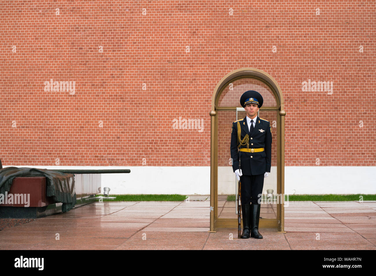 Mosca, Russia - Luglio 20, 2019: la guardia davanti alla fiamma eterna in Alexander's Garden Foto Stock