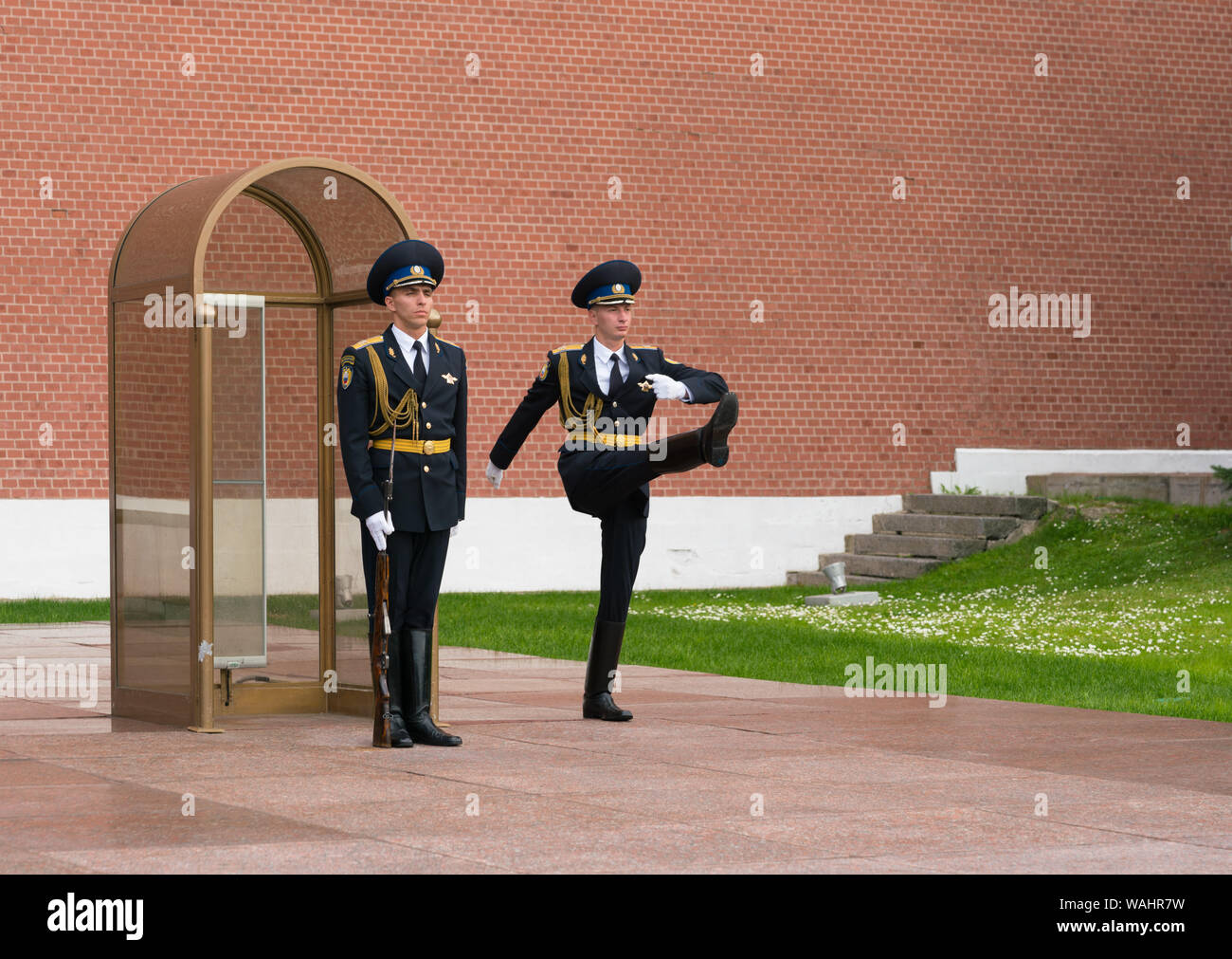 Mosca, Russia - Luglio 20, 2019: modifica delle protezioni in Alexander's Garden vicino la fiamma eterna Foto Stock