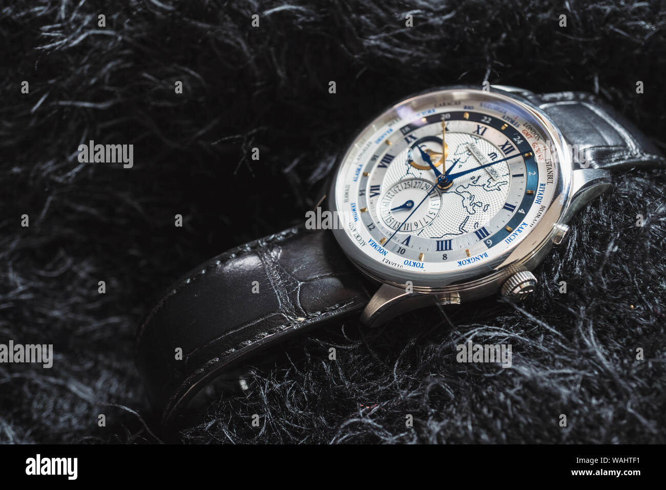 NAKHON RATCHASIMA, Tailandia - 31 luglio 2018 : Maurice Lacroix mondo collezione timer con mappa del mondo su dial watch Foto Stock