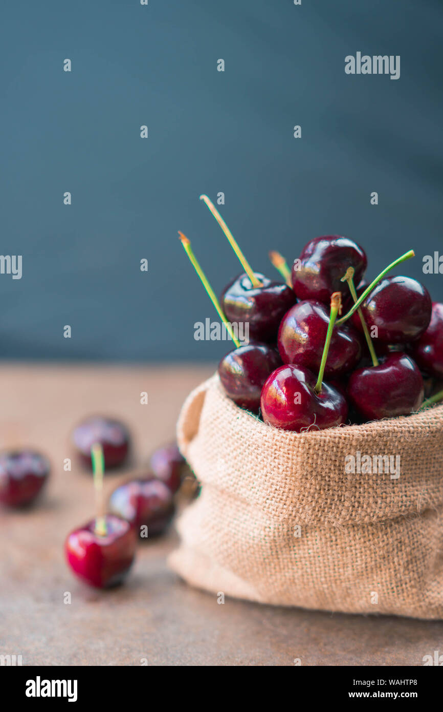 Fresche ciliege organico nel sacco di tela Foto Stock