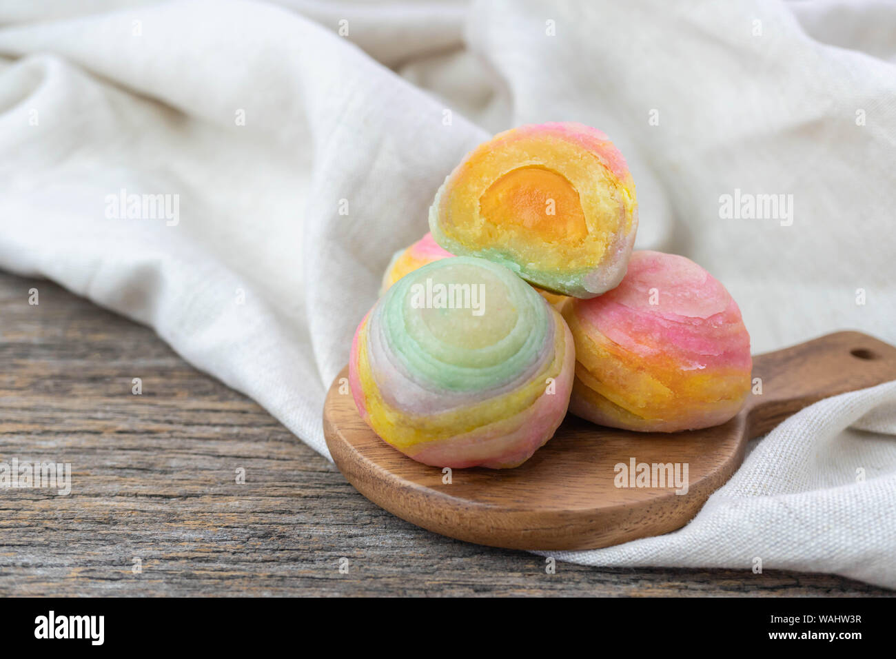 Pasticceria Cinese o la torta della luna farcito salato con tuorlo di uovo sulla piastra di legno Foto Stock