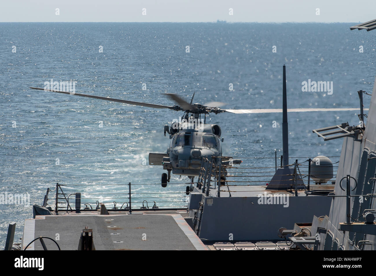 190819-N-RH019-0001 Mar Cinese Orientale (Agosto 19, 2019) un MH-60R Sea Hawk attaccato al 'Magicians' di elicottero Maritime Strike Squadron (HSM) 35 prende il volo dall'Arleigh Burke-class guidato-missile destroyer USS Momsen (DDG 92). Momsen è distribuito negli Stati Uniti 7 flotta area di operazioni a sostegno della sicurezza e della stabilità nella regione Indo-pacifico (U.S. Foto di Marina di Massa lo specialista di comunicazione 2a classe Sean Rinner/rilasciato) Foto Stock