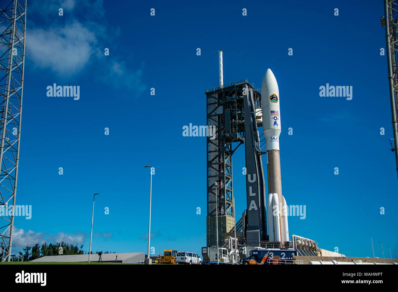 Lo spazio e il Missile Systems Center AEHF-5 (estrema avanzata ad alta frequenza) incapsulato satellite accoppiato con un Atlas V di veicoli di lancio rotola fuori in preparazione per il lancio 8 agosto 2019 alla Cape Canaveral Air Force Station, 6 Agosto, 2019. Foto Stock