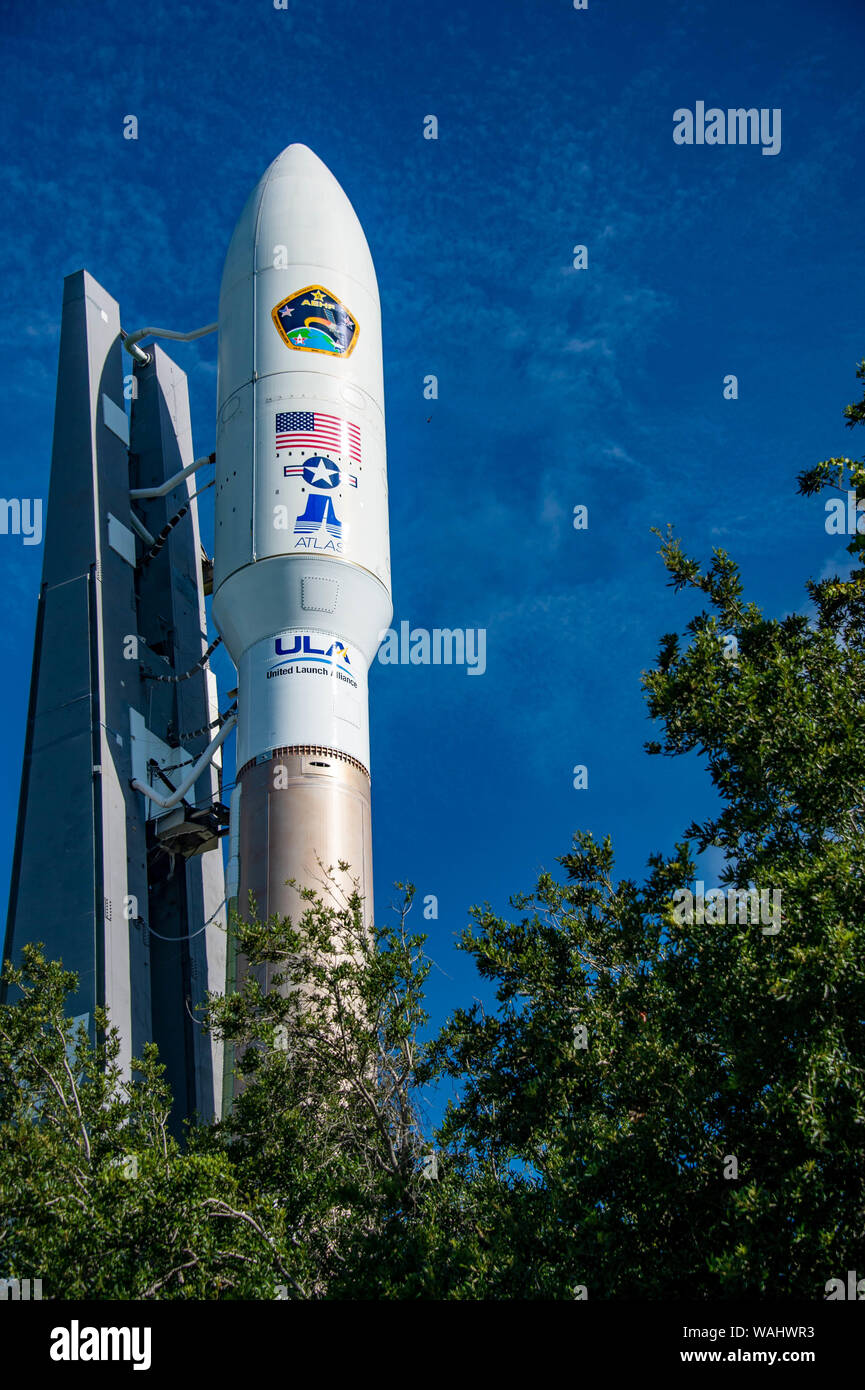 Lo spazio e il Missile Systems Center AEHF-5 (estrema avanzata ad alta frequenza) incapsulato satellite accoppiato con un Atlas V di veicoli di lancio rotola fuori in preparazione per il lancio 8 agosto 2019 alla Cape Canaveral Air Force Station, 6 Agosto, 2019. Foto Stock