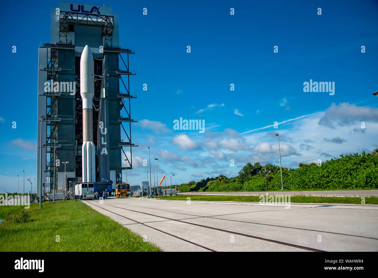 Lo spazio e il Missile Systems Center AEHF-5 (estrema avanzata ad alta frequenza) incapsulato satellite accoppiato con un Atlas V di veicoli di lancio rotola fuori in preparazione per il lancio 8 agosto 2019 alla Cape Canaveral Air Force Station, 6 Agosto, 2019. Foto Stock