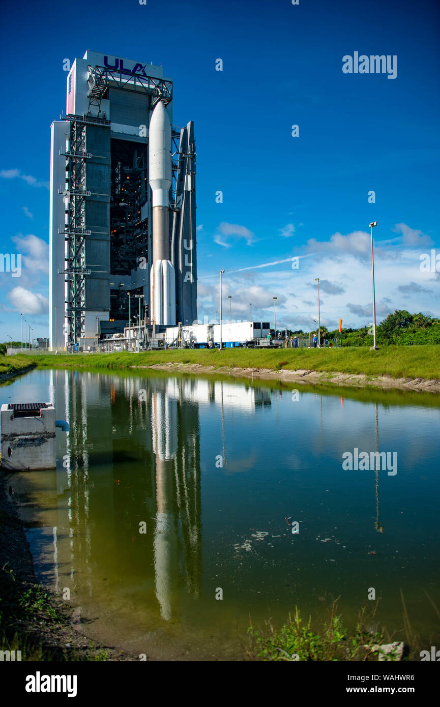 Lo spazio e il Missile Systems Center AEHF-5 (estrema avanzata ad alta frequenza) incapsulato satellite accoppiato con un Atlas V di veicoli di lancio rotola fuori in preparazione per il lancio 8 agosto 2019 alla Cape Canaveral Air Force Station, 6 Agosto, 2019. Foto Stock