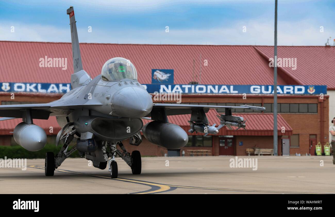 Un F-16 Viper si prepara per il decollo del 2 maggio 2019, a Tulsa Air National Guard Base, Okla. Foto Stock
