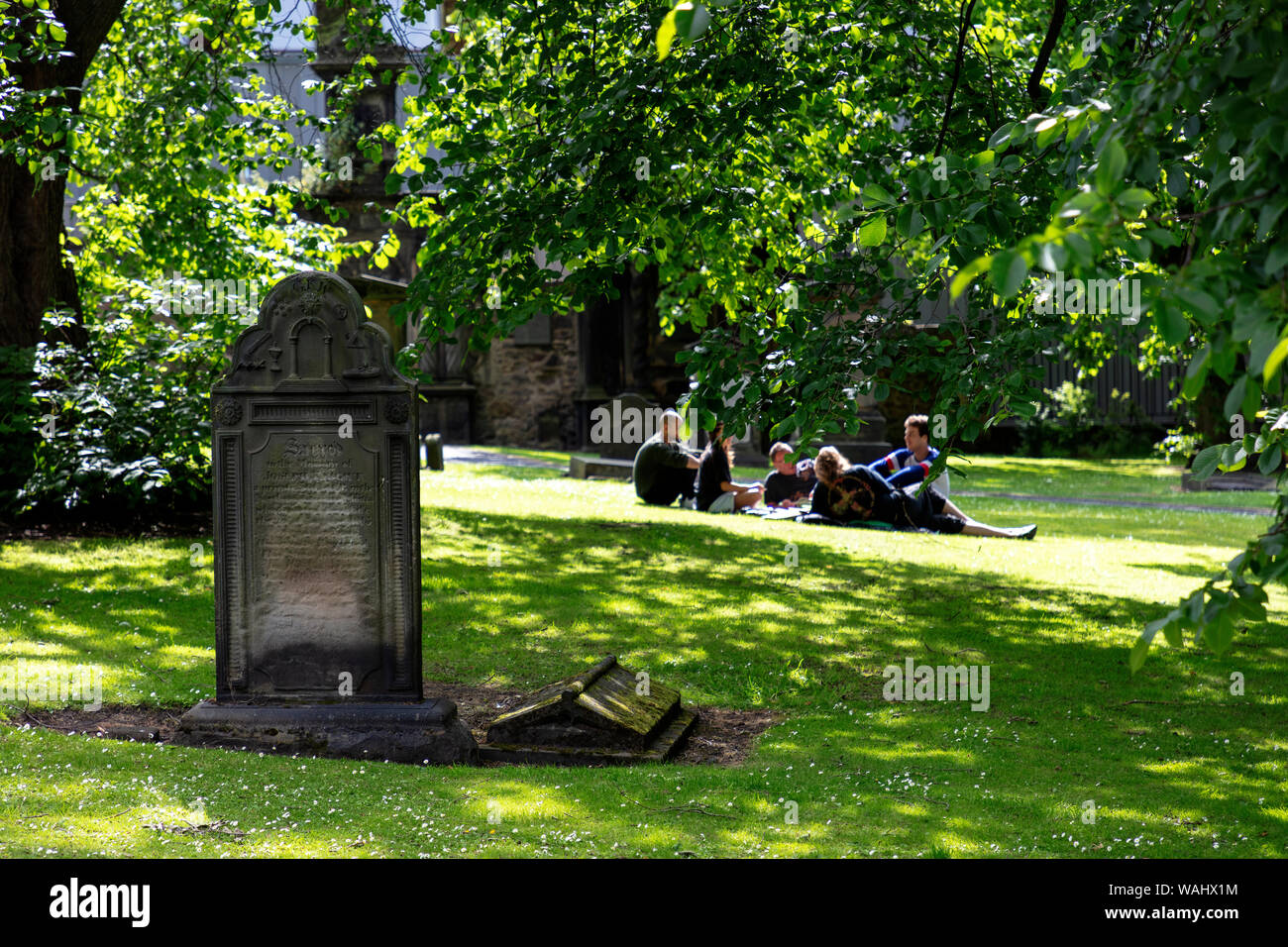 Le persone si incontrano nel cimitero, Edimburgo, Scozia, Regno Unito Foto Stock