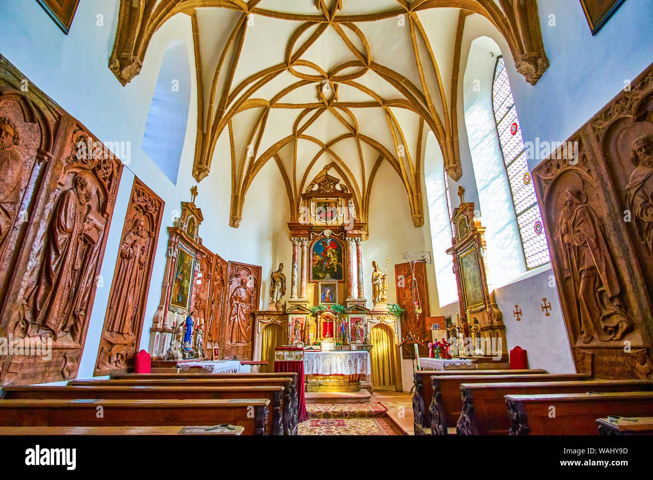 Salisburgo, Austria - 27 febbraio 2019: l'interno di Georgskirche (St Georg Chiesa) con pietra scolpita pannelli raffiguranti i santi, il 27 febbraio in Foto Stock