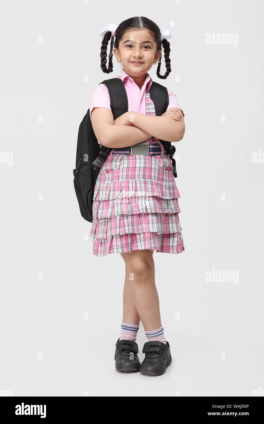 Schoolgirl in piedi con uno zaino Foto Stock