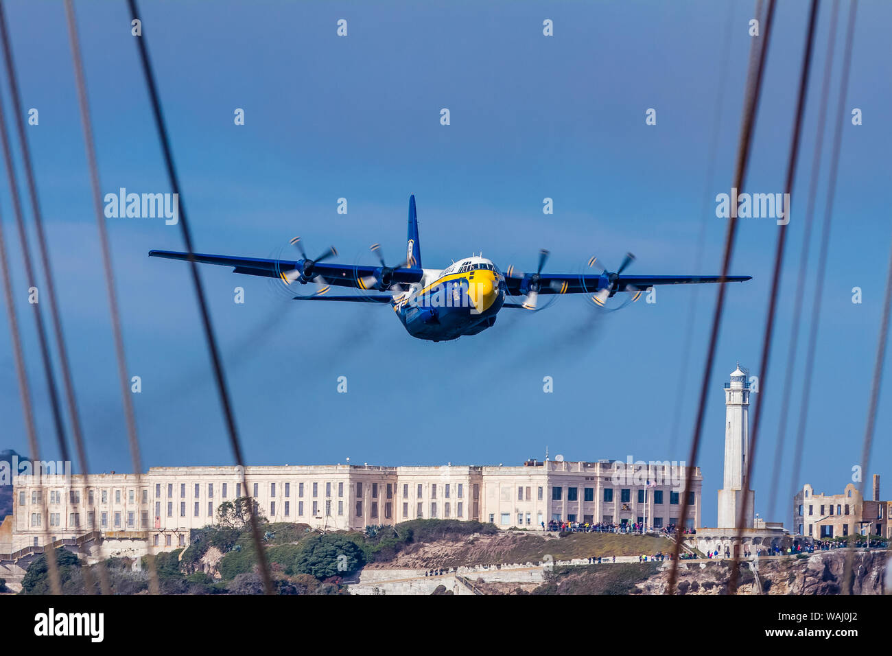 Altitudine bassa passare da Blue Angels C-130 Hercules " Fat Albert' oltre Alcatraz nella Baia di San Francisco. Foto Stock