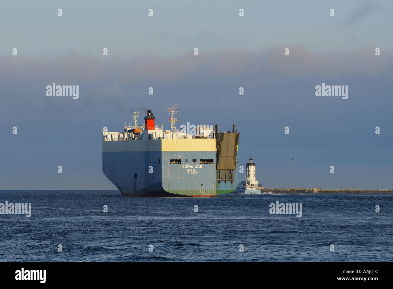 Nave roll-on roll-off mostrata in partenza dal porto di Los Angeles. Foto Stock