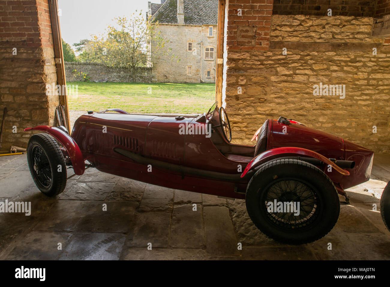 Julian Majzub, fondatore / Proprietario di 'Blockley pneumatico' a casa nel Gloucestershire. Maserati Tipo 26m dal 1931. Foto Stock