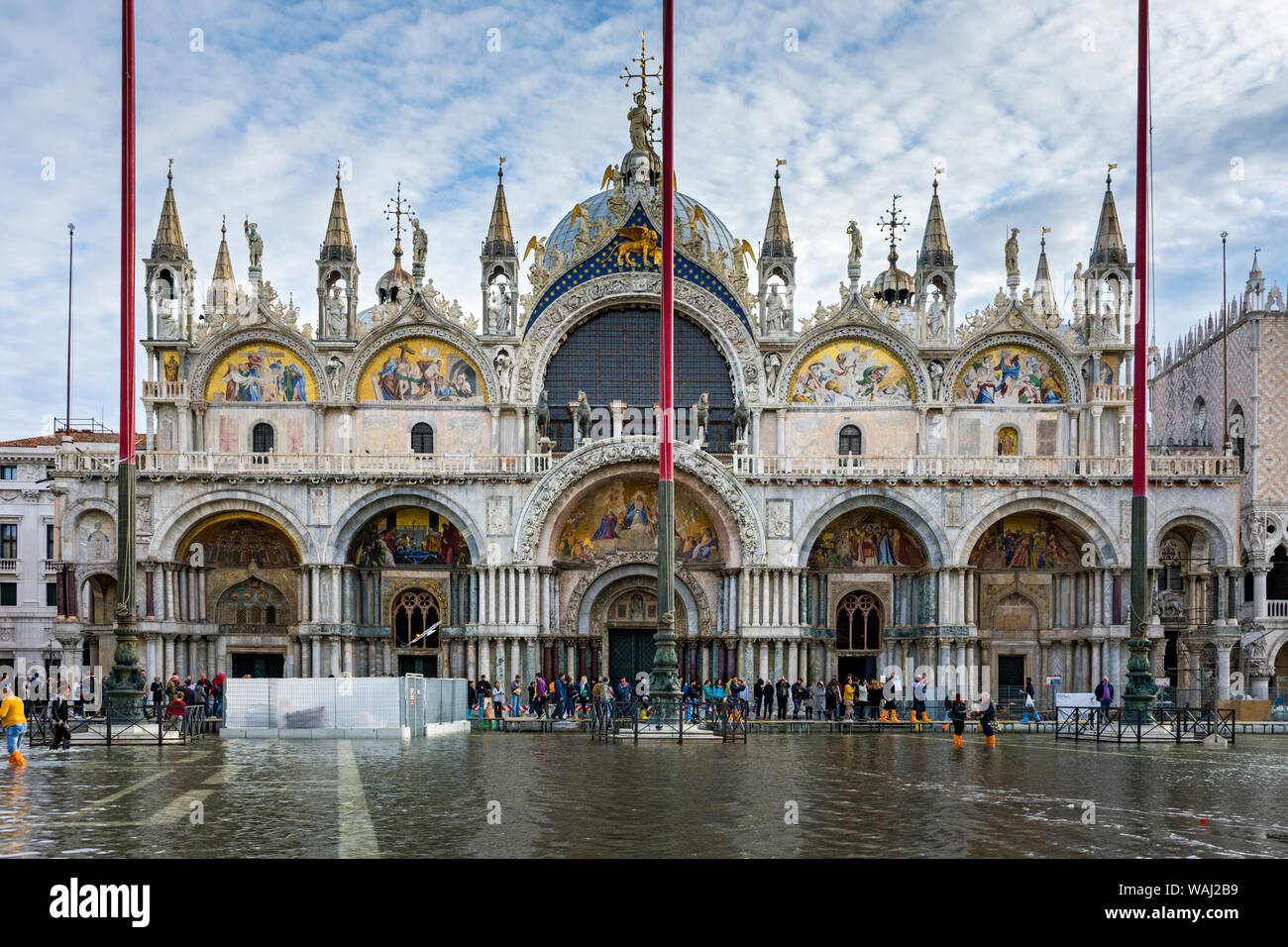 La facciata ovest della Basilica di San Marco la Basilica di San Marco), durante un'acqua alta alta (acqua), eventi di Piazza San Marco, Venezia, Italia Foto Stock
